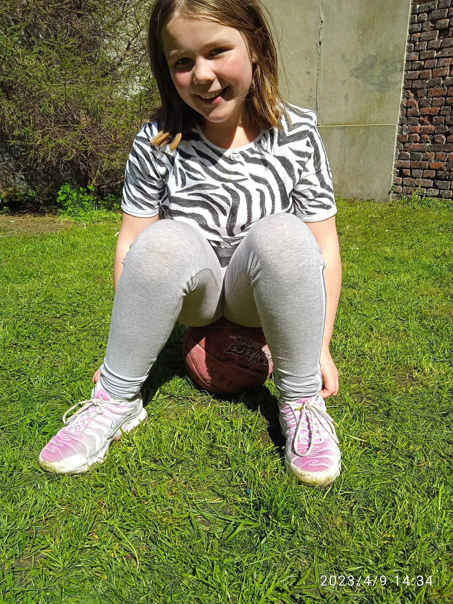 Shanone participe au concours pour gagner de l'argent avec cette photo : brown_hair, face, flash_photography, foot, fun, grass, happy, human_leg, joy, knee, lawn, leg, long_hair, pattern, people_in_nature, person, shoe, sleeve, smile, sock