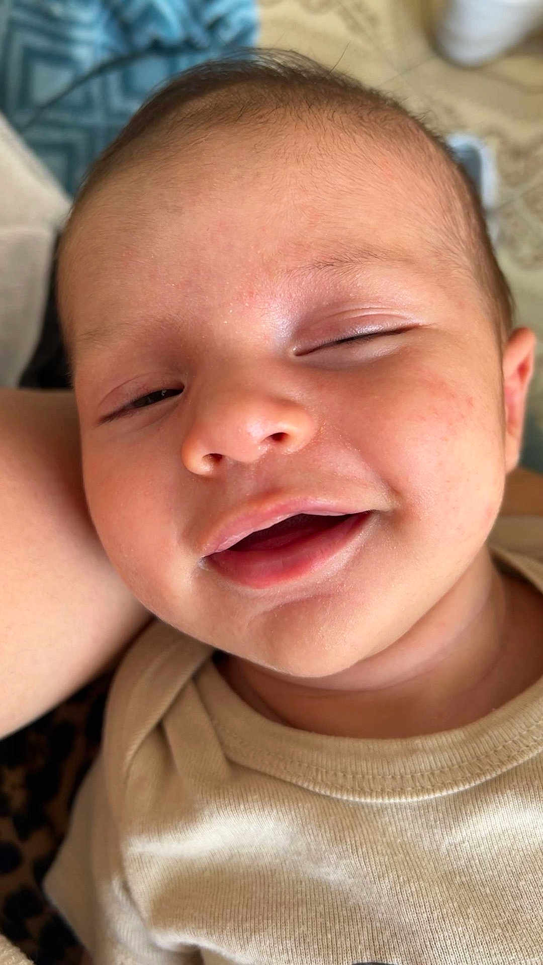 Thémys participe au concours pour gagner de l'argent avec cette photo : baby, face, smile, infant, close_up, skin, person, head, clothing, beige, cute, young, sleepy, expression, portrait, indoors, child, human, baby_clothes, soft_light