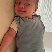 Thémys a rejoint le concours — aidez-le/la à gagner de superbes lots ! baby, smiling, infant, sleepy, clothing, grey_outfit, lying_down, arm, face, peaceful, soft_light, indoor, mesh_screen, cozy, cute, skin, head, newborn, child, portrait
