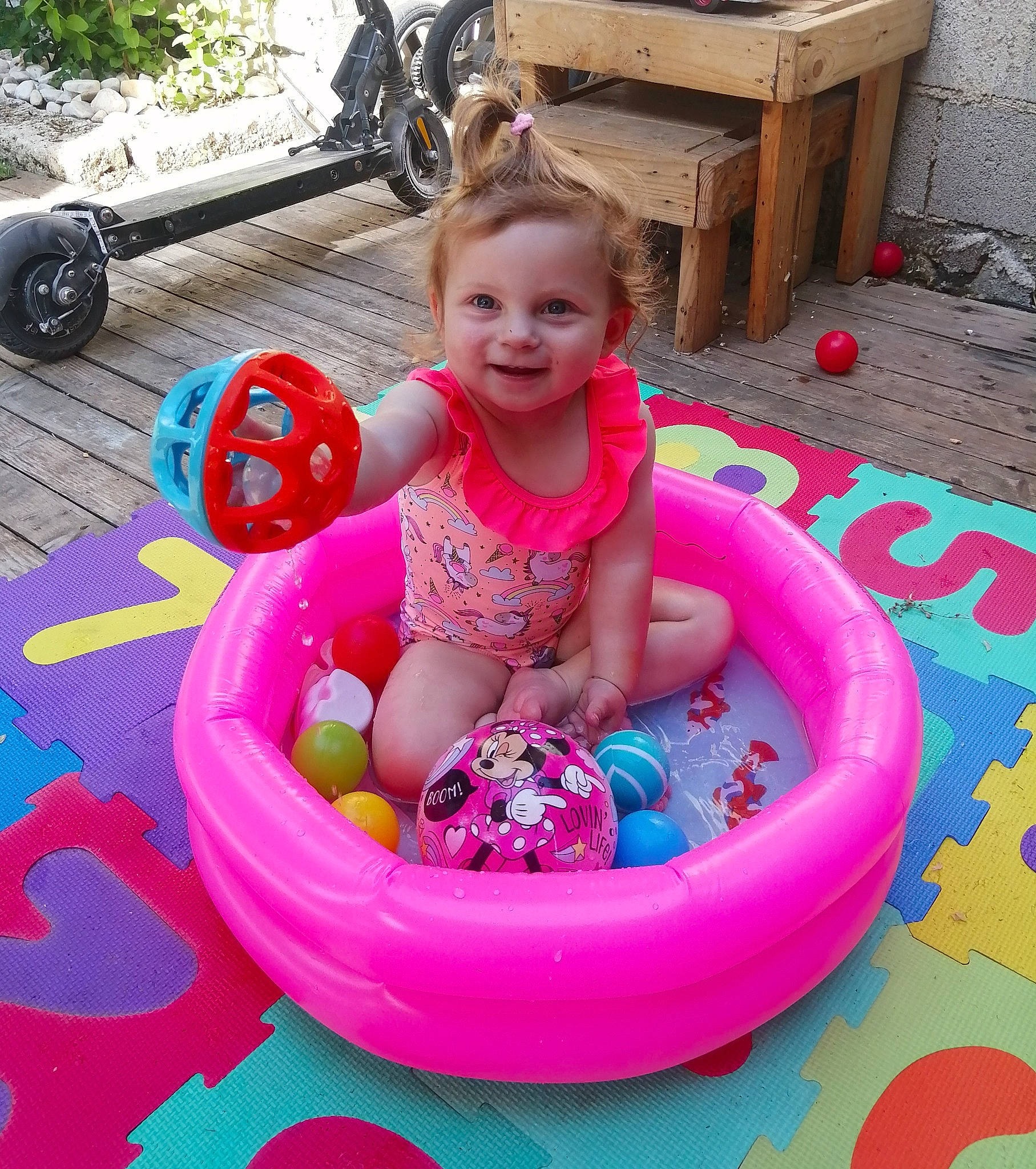 Joy participe au concours pour gagner de l'argent avec cette photo : baby, baby_float, baby_products, baby_toddler_clothing, child, fun, grass, happy, inflatable, joy, leisure, magenta, person, pink, play, recreation, sitting, smile, tire, toddler