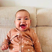 Julia a rejoint le concours — aidez-le/la à gagner de superbes lots ! baby, beige, child, comfort, couch, cozy, cute, expression, face, furniture, happy, heart_pattern, home, infant, onesie, portrait, sitting, smiling, soft, young