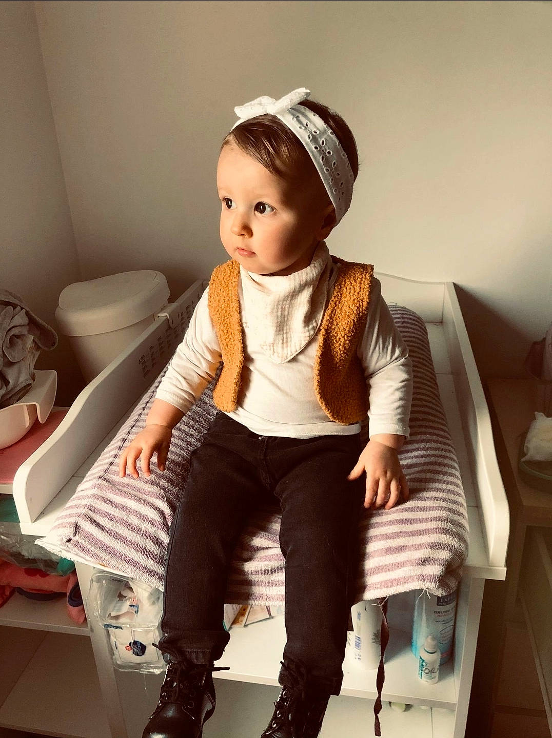 Léa participe au concours pour gagner de l'argent avec cette photo : black_hair, brown_hair, cap, doll, eyewear, fashion, fashion_design, formal_wear, hairstyle, knee, neck, outerwear, person, shoulder, sleeve, sportswear, street_fashion, thigh, toy, waist