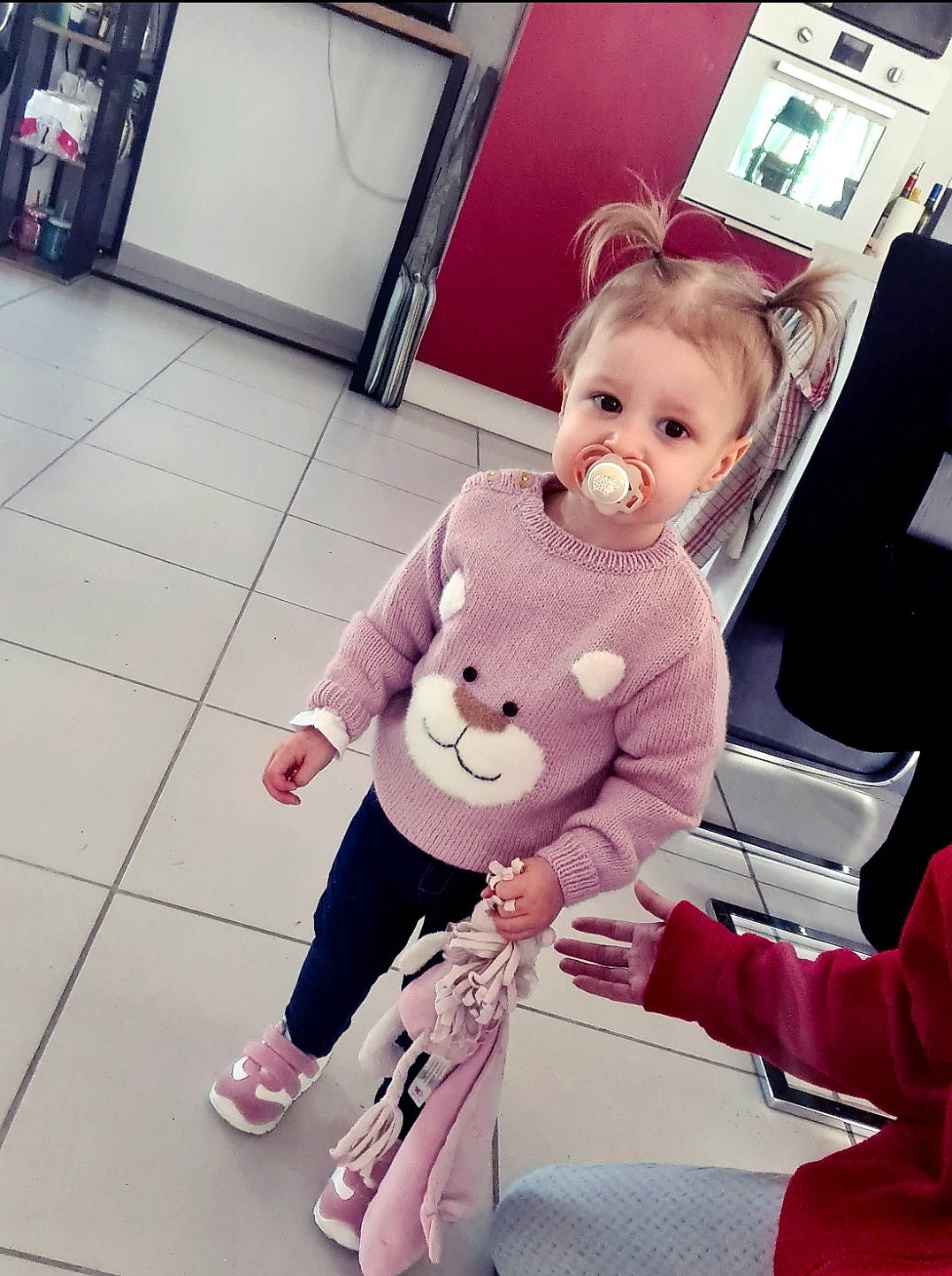 Léa participe au concours pour gagner de l'argent avec cette photo : baby, baby_carriage, baby_safety, baby_toddler_clothing, bag, comfort, cool, flooring, fun, happy, joint, knee, lap, luggage_and_bags, person, pink, product, standing, thigh, toddler