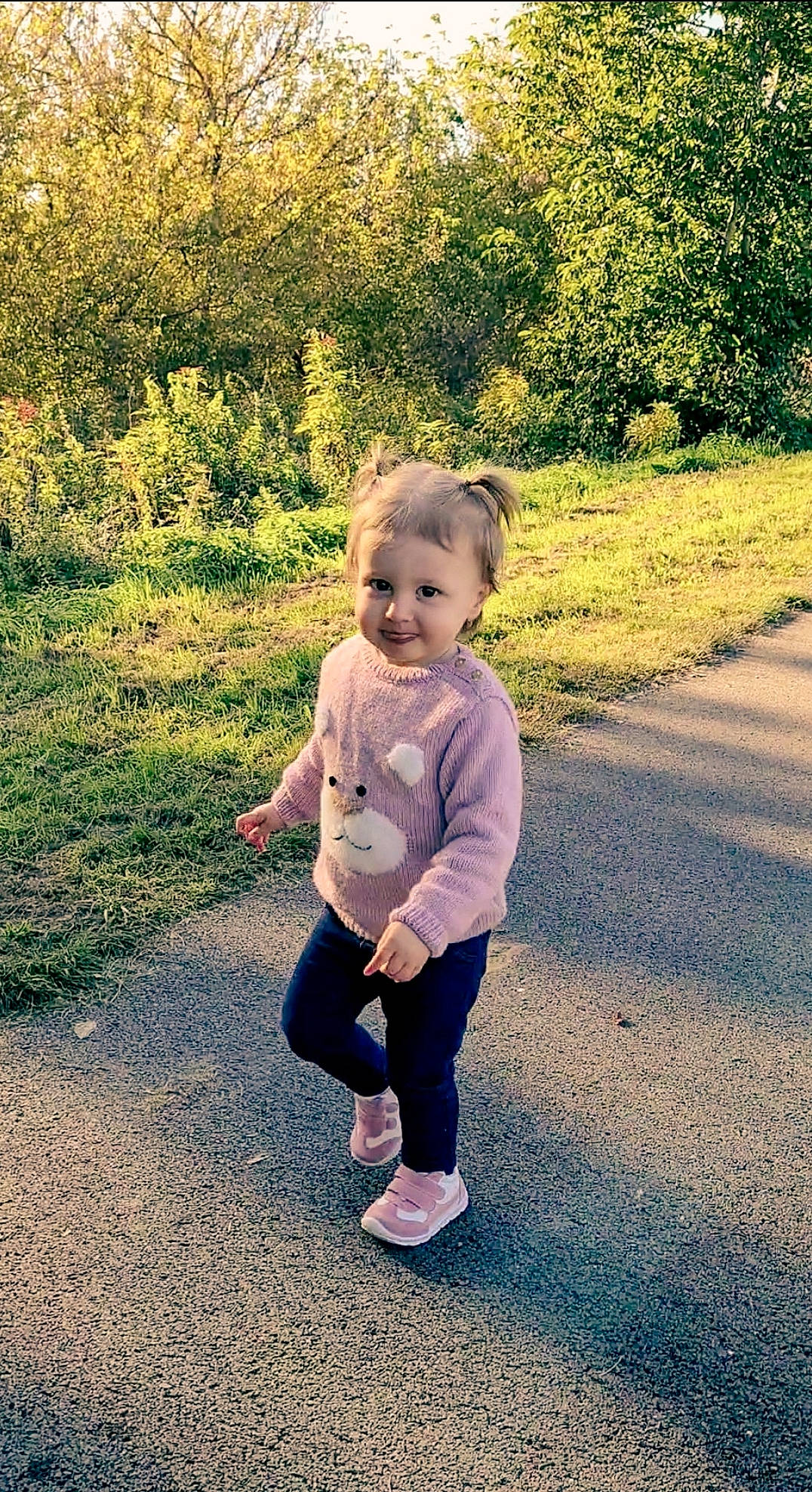 Léa participe au concours pour gagner de l'argent avec cette photo : asphalt, baby, baby_toddler_clothing, eye, face, gesture, grass, hair, happy, head, joy, leg, leisure, people_in_nature, person, plant, road_surface, sleeve, sunlight, tints_and_shades