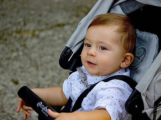 Nelio a rejoint le concours — aidez-le/la à gagner de superbes lots ! baby, baby_carriage, baby_products, cheek, child, eye, lip, people, person, product, sitting, skin, toddler, vacation