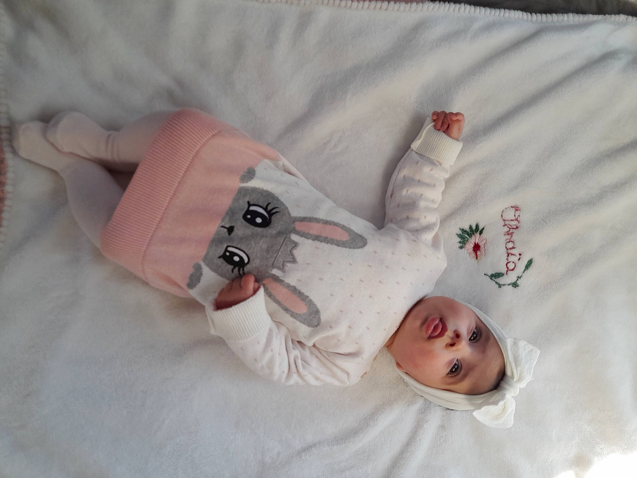 Ohnaïa a rejoint le concours — aidez-le/la à gagner de superbes lots ! arm, baby_products, bed, bedding, comfort, eye, eyelash, finger, gesture, hand, head, headwear, health_care, human_body, leg, linens, nail, person, product, skin