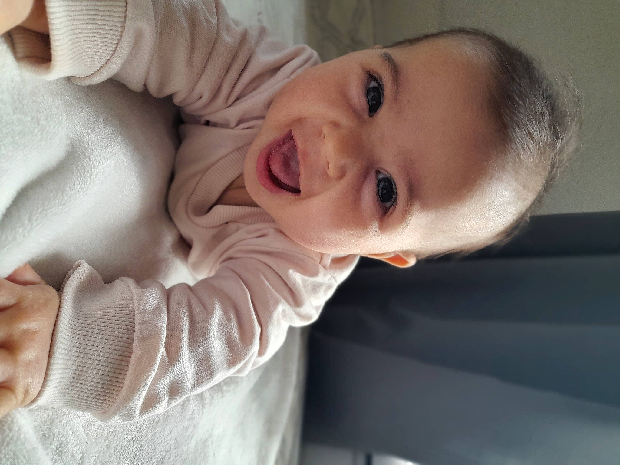 Ohnaïa a rejoint le concours — aidez-le/la à gagner de superbes lots ! baby, comfort, dress, eye, eyebrow, eyelash, flash_photography, gesture, happy, human_body, lip, mouth, neck, nose, person, plant, smile, suit, toddler, tree