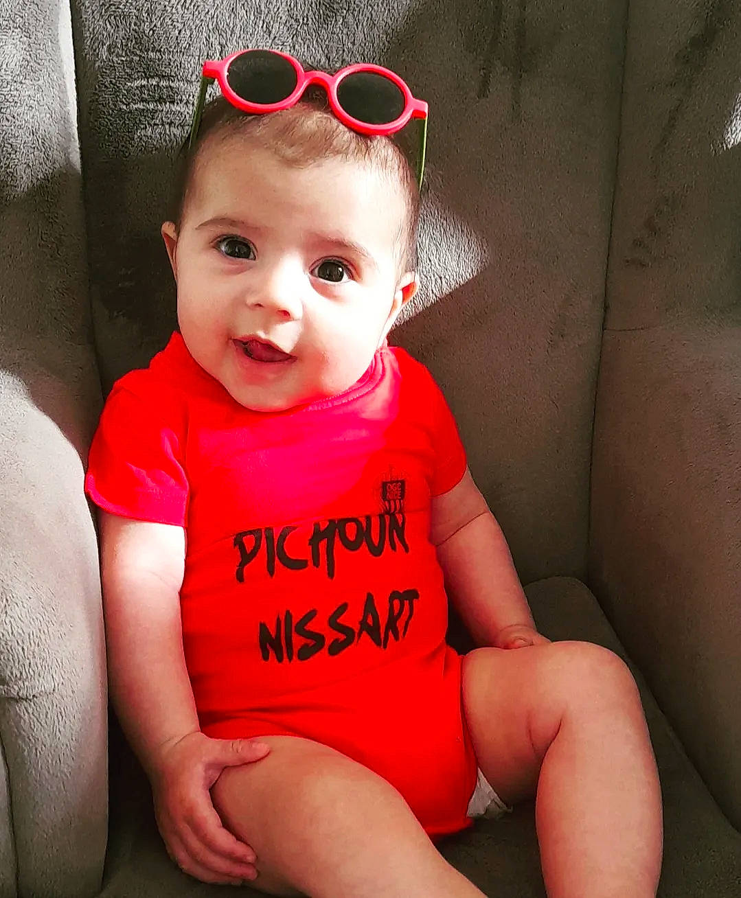 Ohnaïa participe au concours pour gagner de l'argent avec cette photo : arm, baby, baby_toddler_clothing, cool, face, finger, goggles, happy, head, lip, mouth, neck, person, pink, skin, sleeve, smile, sunglasses, thigh, toddler