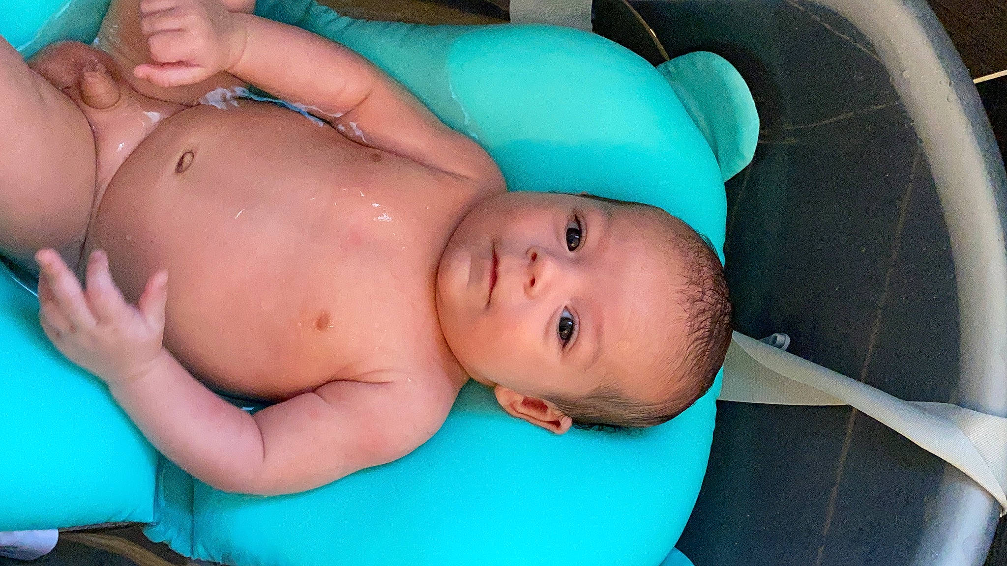 Célestin participe au concours pour gagner de l'argent avec cette photo : abdomen, arm, baby, blue, cheek, chest, child, comfort, diaper, face, finger, fun, human_body, leisure, mouth, muscle, person, skin, stomach, toddler