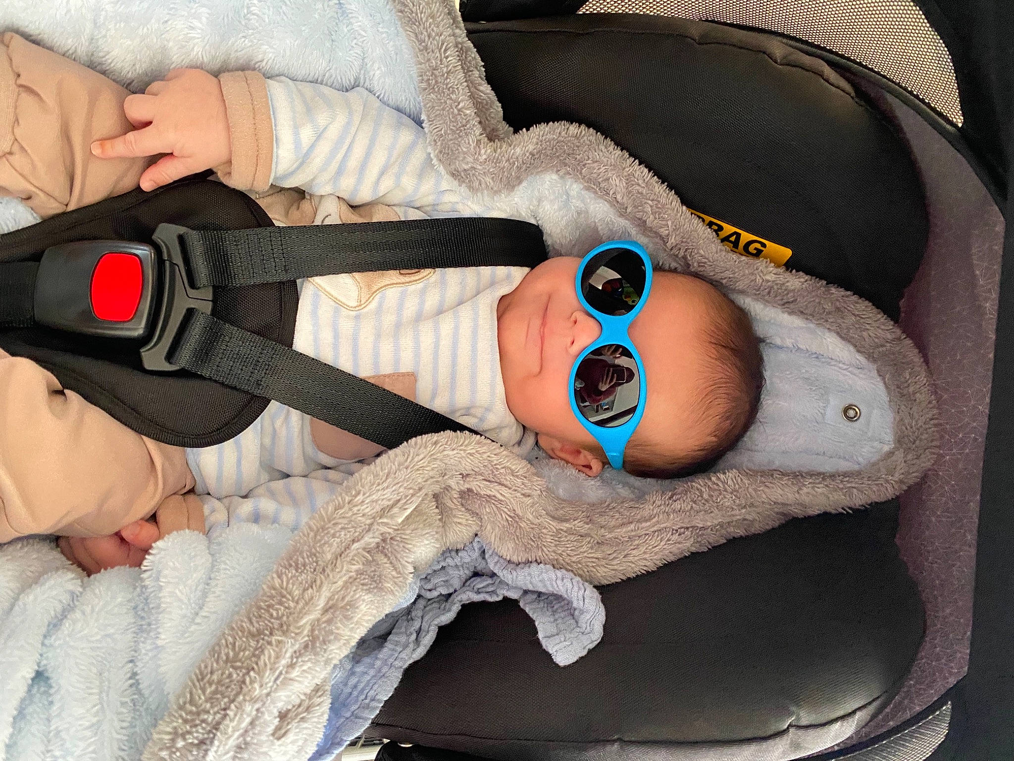 Célestin participe au concours pour gagner de l'argent avec cette photo : baby, baby_products, baby_sleeping, baby_toddler_clothing, child, comfort, foot, human_body, linens, nail, person, room, sleep, sunglasses, textile, thumb, toddler, towel, wood, wrist