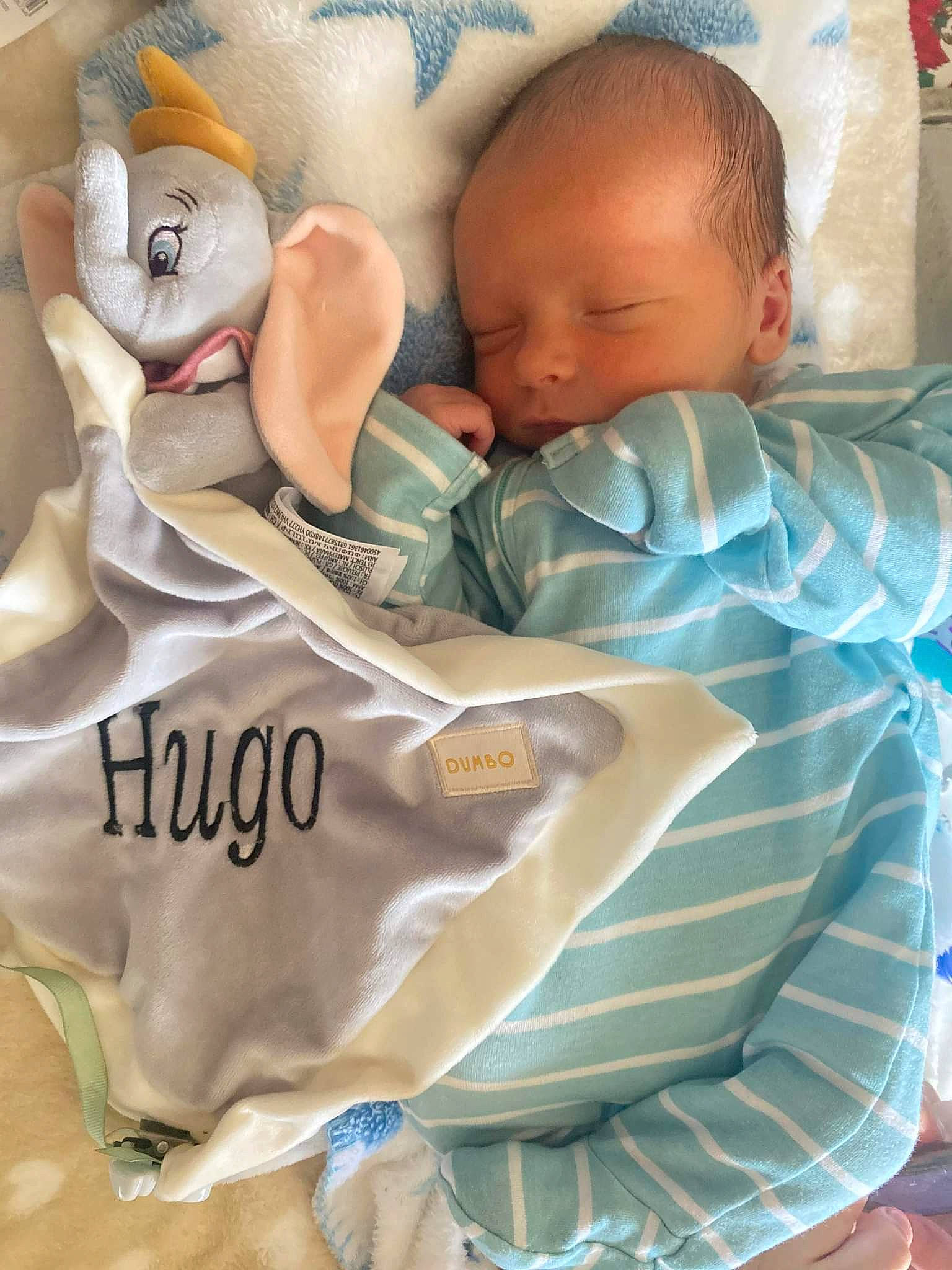 Hugo participe au concours pour gagner de l'argent avec cette photo : baby, baby_products, baby_safety, baby_sleeping, baby_toddler_clothing, bedding, bedtime, child, comfort, font, happy, linens, pattern, person, product, room, sitting, sleep, t_shirt, textile