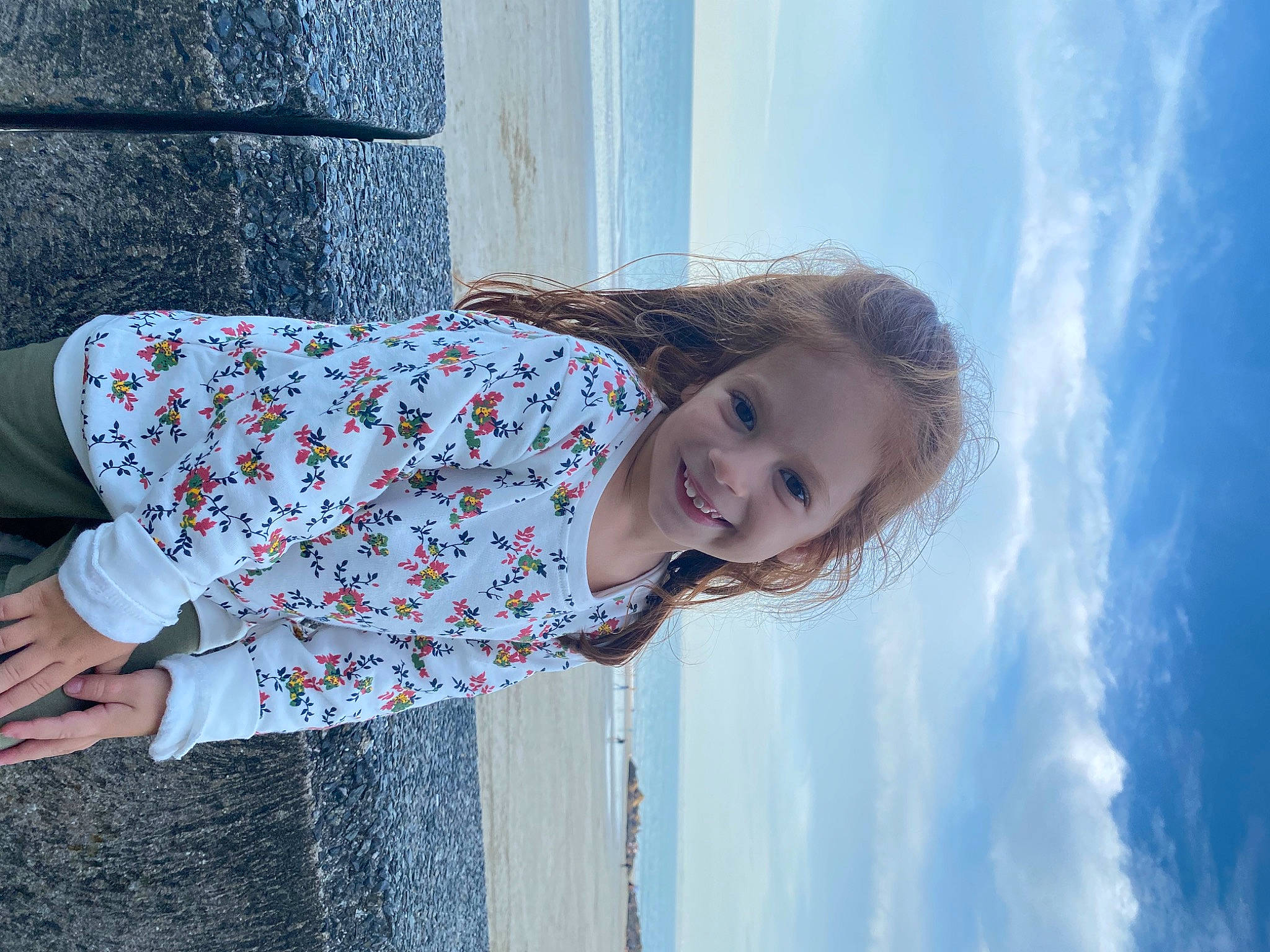 Elina a rejoint le concours — aidez-le/la à gagner de superbes lots ! azure, child, cloud, daytime, electric_blue, flash_photography, fun, happy, human_leg, joy, leisure, pattern, people_in_nature, person, sky, smile, toddler, travel, tree, vacation