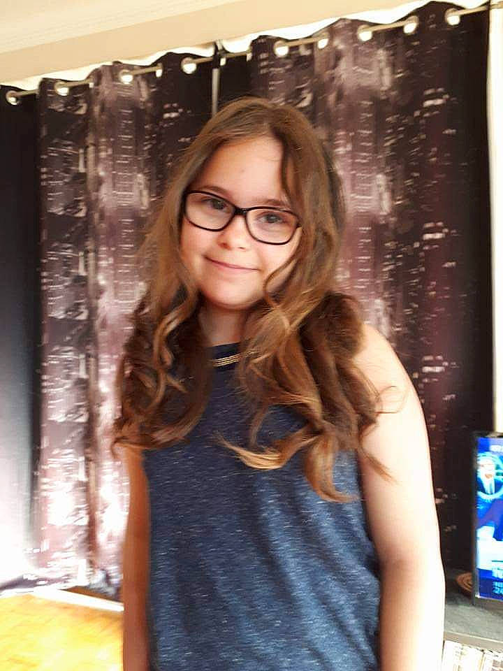Alyssa participe au concours pour gagner de l'argent avec cette photo : brown_hair, eyewear, glasses, hair, hair_coloring, hairstyle, joy, long_hair, person, vision_care