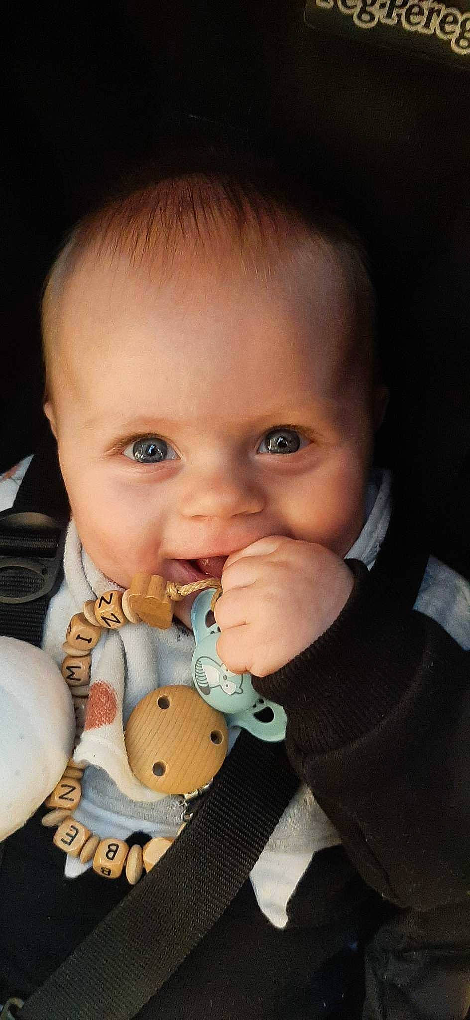 Benjamin a rejoint le concours — aidez-le/la à gagner de superbes lots ! baby, baby_products, baby_toddler_clothing, cheek, child, ear, eyelash, finger, gesture, hand, happy, iris, nail, nose, person, sitting, skin, smile, stuffed_toy, toddler