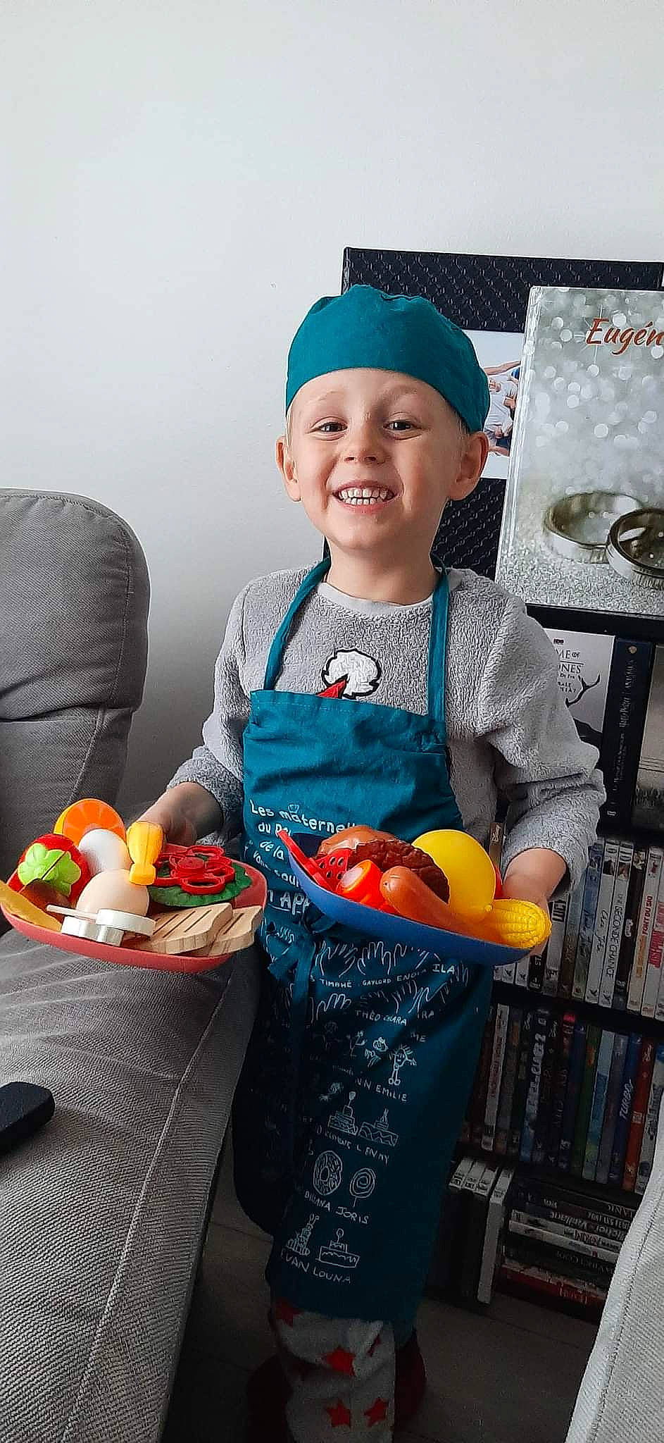 Valantin a rejoint le concours — aidez-le/la à gagner de superbes lots ! baby, baby_products, cap, child, fashion_accessory, food, fruit, happy, headwear, holiday, joy, natural_foods, person, product, room, sitting, sleeve, smile, superfood, t_shirt