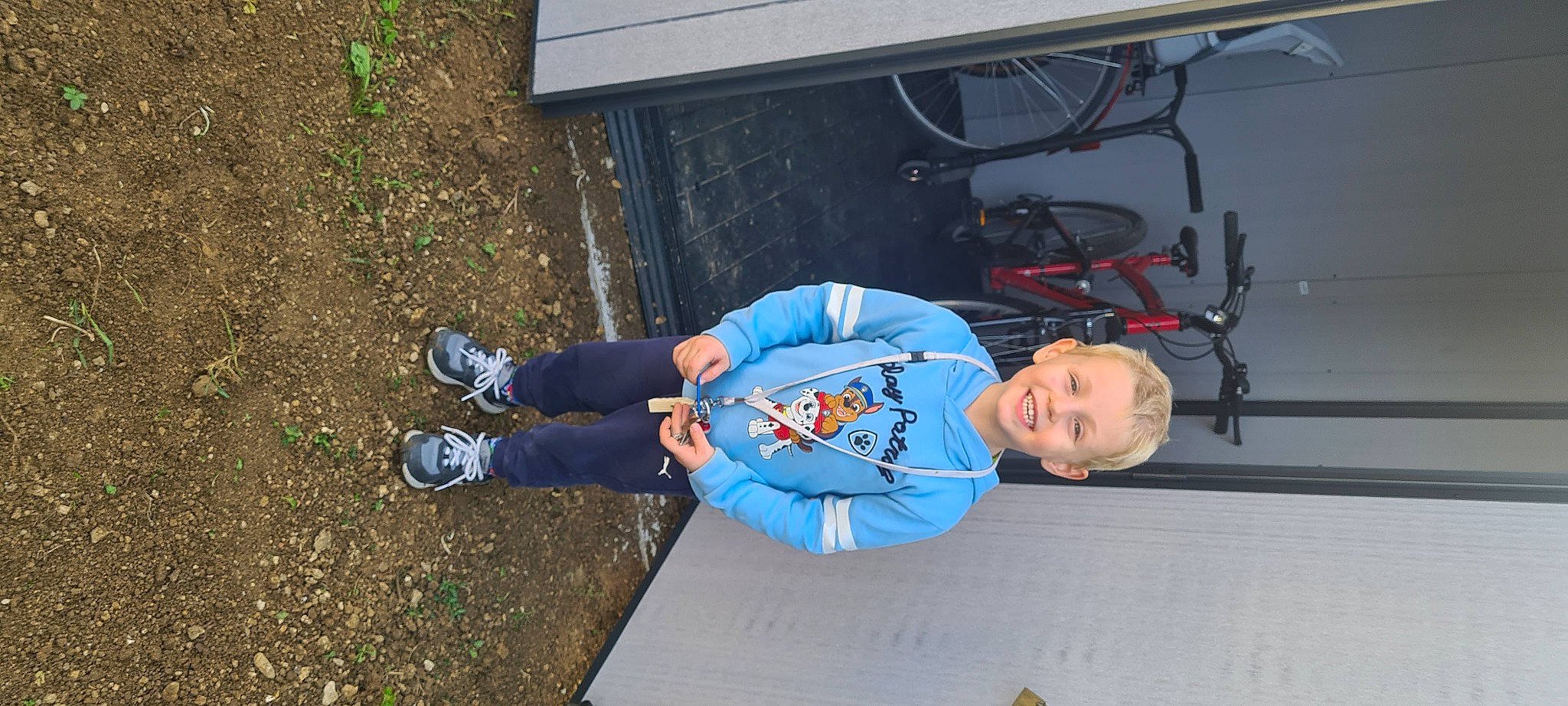 Valantin a rejoint le concours — aidez-le/la à gagner de superbes lots ! asphalt, bicycle, bicycle_accessory, bicycle_frame, bicycle_handlebar, bicycle_tire, bicycle_wheel, child, denim, electric_blue, grass, joy, leisure, person, recreation, smile, sneakers, tire, toddler, vehicle