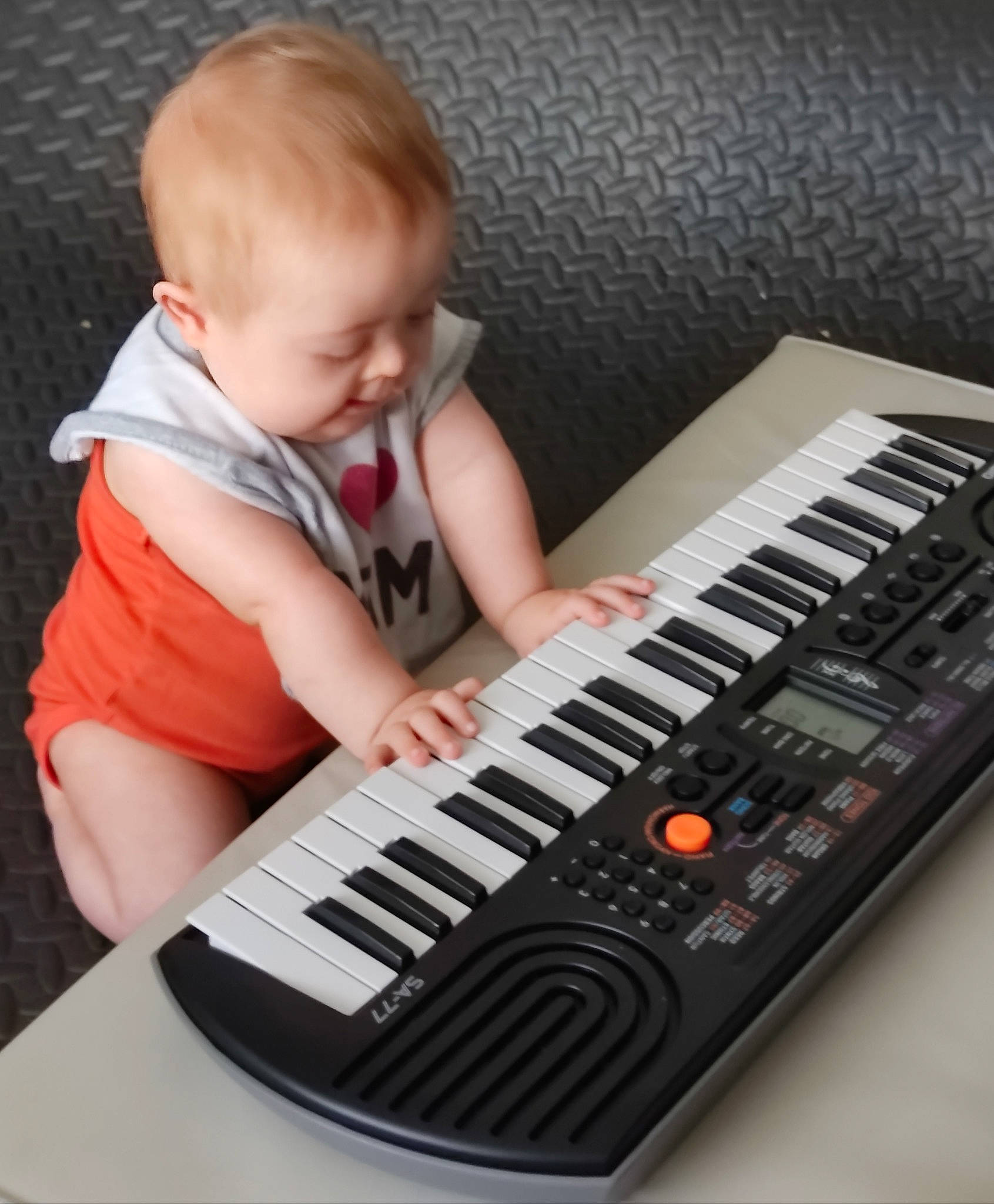 Keyla participe au concours pour gagner de l'argent avec cette photo : composer, digital_piano, electric_piano, electronic_device, electronic_instrument, electronic_keyboard, electronic_musical_instrument, keyboard, keyboard_bass, keyboard_player, musical_instrument, musical_instrument_accessory, musical_keyboard, person, piano, synthesizer, technology, toddler