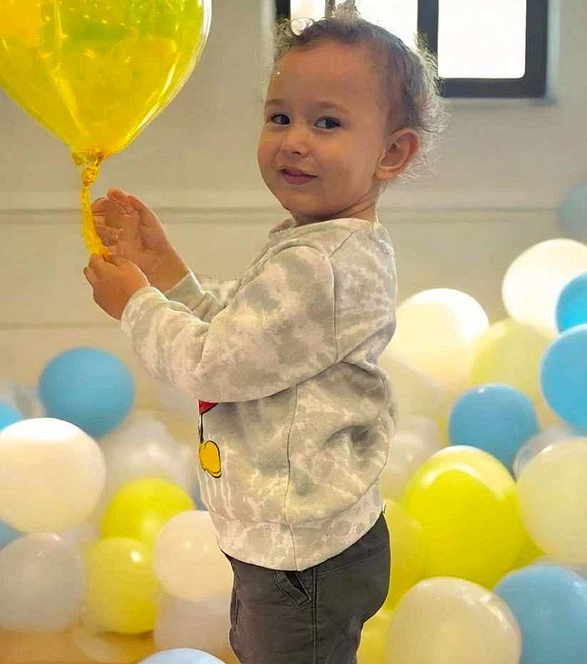 Xzavier is registered to the contest to win money with this photo: balloon, beauty, child, event, fun, green, happy, human, joy, leisure, light, organ, party, party_supply, person, photograph, play, smile, snapshot, standing