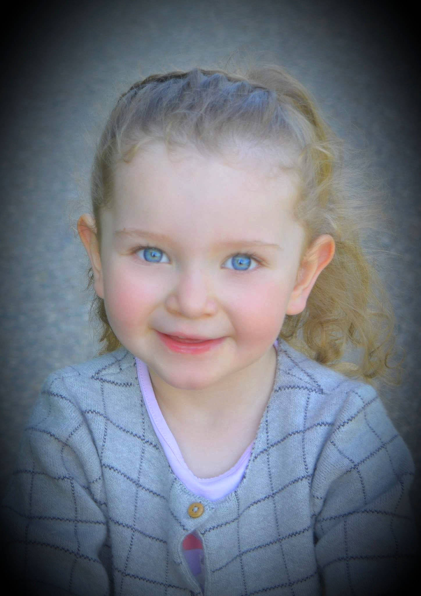 Cléa participe au concours pour gagner de l'argent avec cette photo : cheek, child, chin, ear, electric_blue, eye, eyebrow, eyelash, facial_expression, flash_photography, forehead, happy, iris, joy, lip, mouth, nose, organ, person, skin