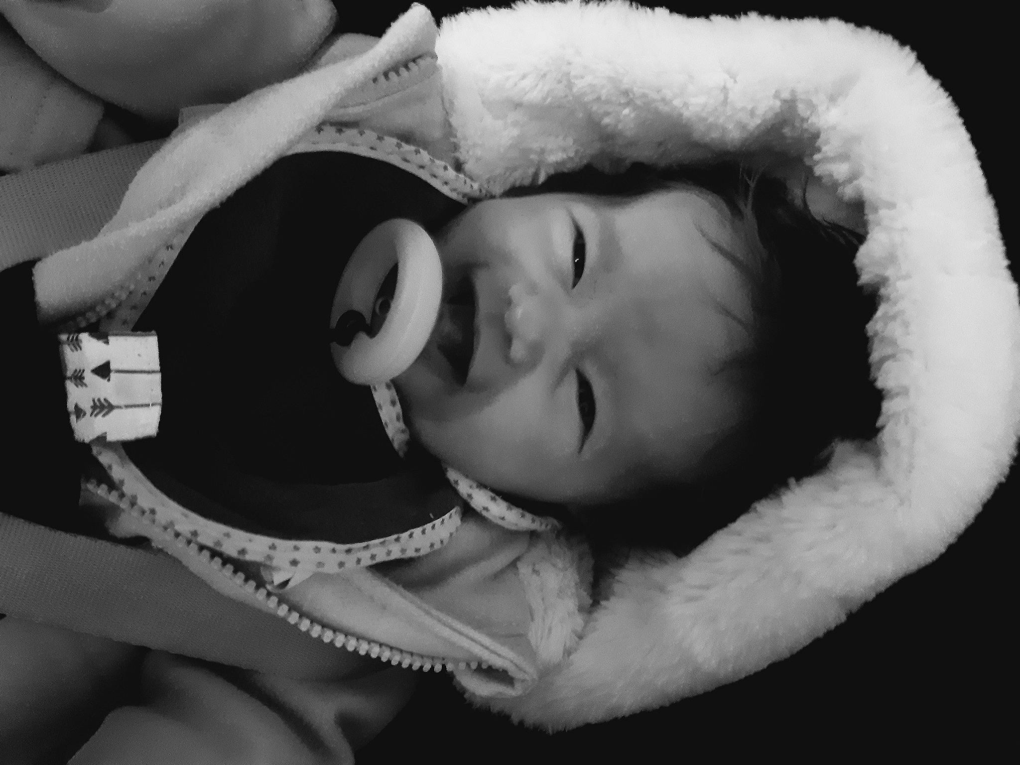 Elena participe au concours pour gagner de l'argent avec cette photo : baby, black_and_white, cheek, comfort, elbow, eye, eyebrow, eyelash, finger, flash_photography, gesture, happy, lip, monochrome, monochrome_photography, nail, nose, person, skin, style