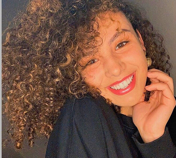 Nawelle a rejoint le concours — aidez-le/la à gagner de superbes lots ! beauty, black_hair, cheek, chin, cool, eyebrow, face, facial_expression, forehead, hair, hairstyle, head, human, jheri_curl, joy, lip, long_hair, nose, person, ringlet