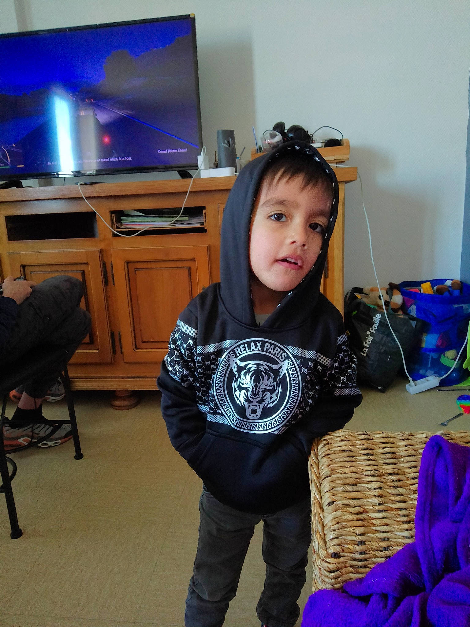 Alvin participe au concours pour gagner de l'argent avec cette photo : audio_equipment, chair, display_device, event, flat_panel_display, flooring, fun, gadget, home_appliance, hoodie, led_backlit_lcd_display, luggage_and_bags, person, play, room, sitting, sleeve, table, television, television_set