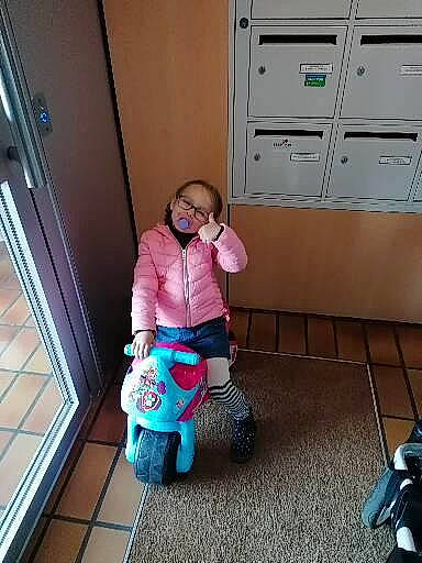 Kaissa participe au concours pour gagner de l'argent avec cette photo : bag, boot, child, comfort, electric_blue, eyewear, floor, flooring, fun, glasses, leisure, luggage_and_bags, magenta, person, room, sitting, snapshot, standing, toddler, wheel