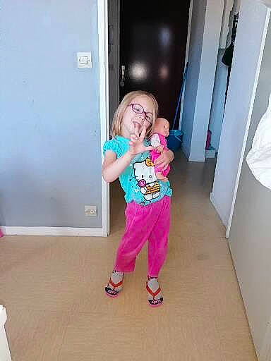 Kaissa participe au concours pour gagner de l'argent avec cette photo : door, floor, flooring, foot, footwear, fun, gesture, happy, human_leg, joint, knee, magenta, person, pink, shoulder, standing, thigh, toddler, trunk, waist