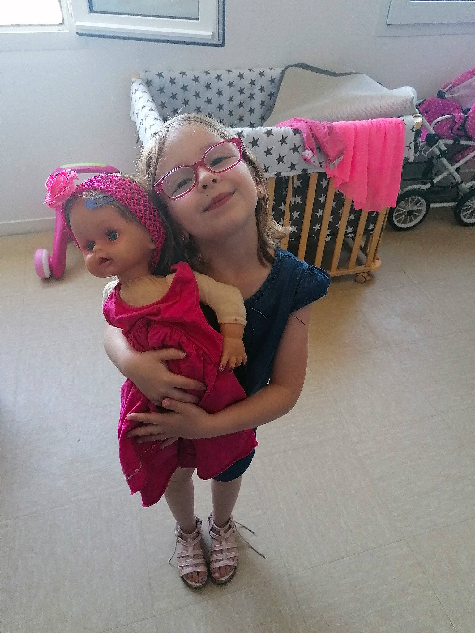 Kaissa a rejoint le concours — aidez-le/la à gagner de superbes lots ! baby_toddler_clothing, beauty, cap, couch, eyewear, floor, flooring, fun, glasses, happy, hat, joy, magenta, person, pink, shoe, shoulder, skin, smile, tire