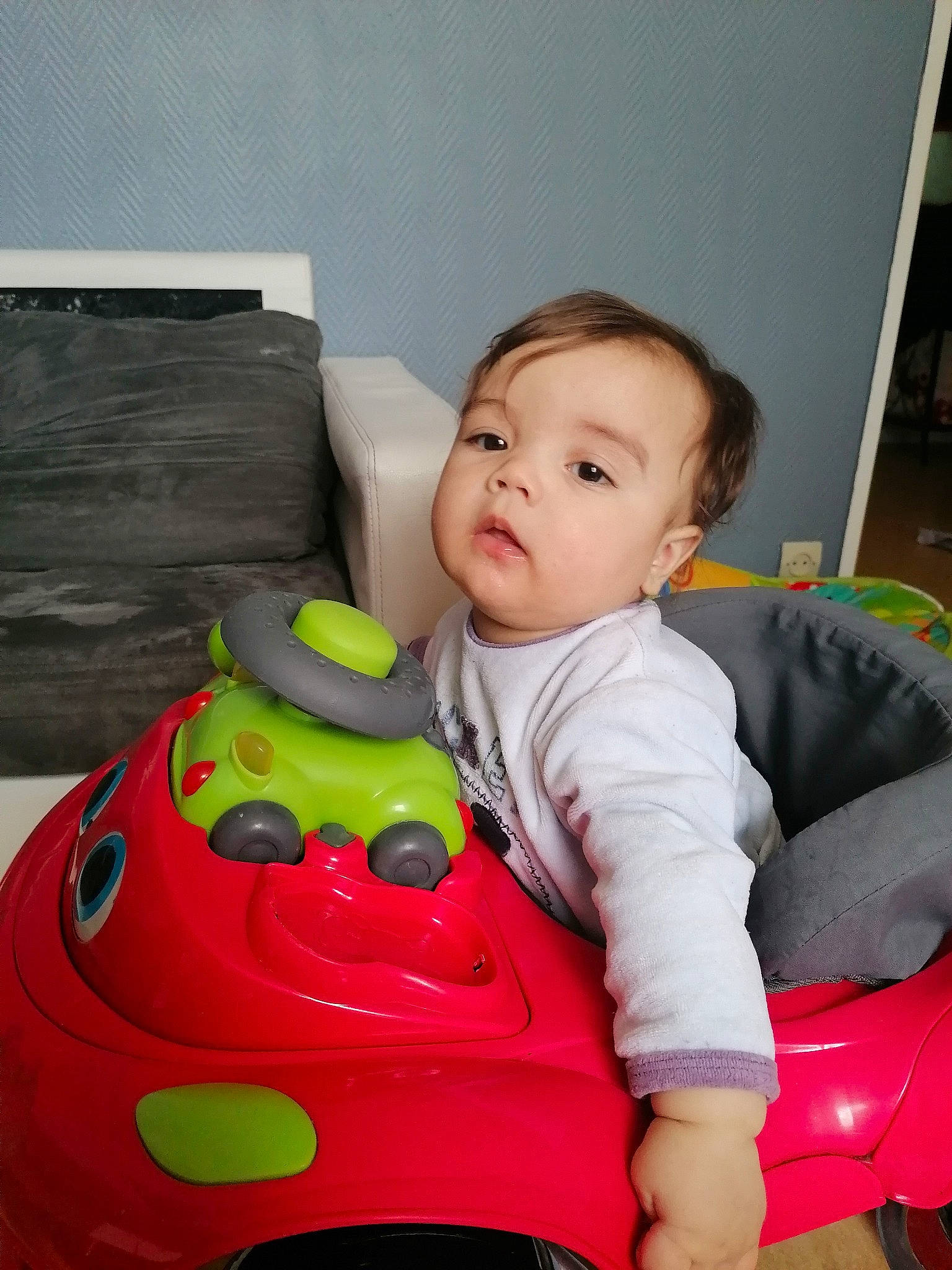 Warren participe au concours pour gagner de l'argent avec cette photo : automotive_design, baby, baby_playing_with_toys, baby_products, baby_toddler_clothing, cheek, child, comfort, flooring, fun, happy, person, play, riding_toy, room, sitting, toddler, toy, toy_vehicle, vehicle