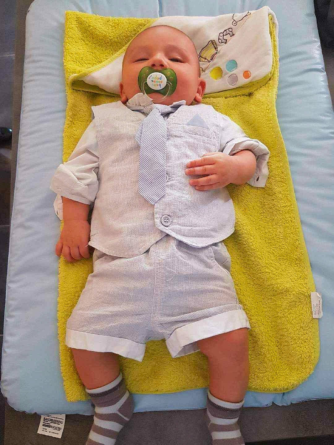 Kameron participe au concours pour gagner de l'argent avec cette photo : baby, child, linens, pattern, textile, toddler, yellow