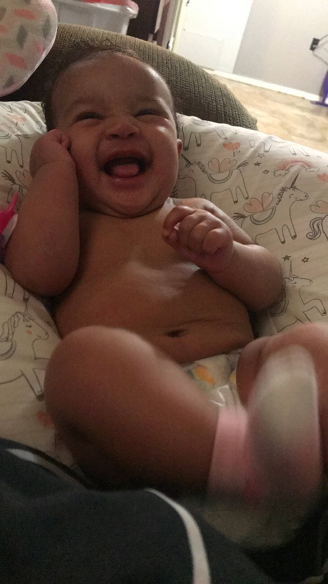 Melani is registered to the contest to win money with this photo: baby, birth, cheek, child, facial_expression, finger, hand, leg, mouth, muscle, person, smile, thumb, toddler