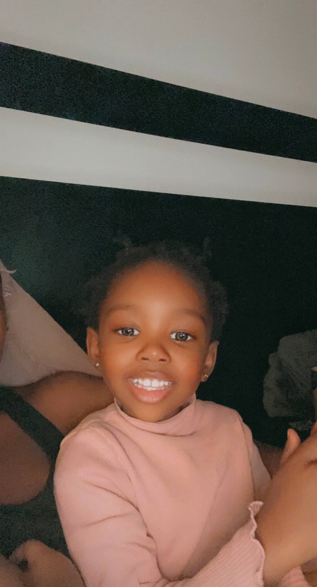 Niouma participe au concours pour gagner de l'argent avec cette photo : arm, cheek, chin, eye, eyebrow, facial_expression, flash_photography, forehead, hair, hairstyle, hand, head, human_body, joint, joy, lip, mouth, muscle, person, shoulder