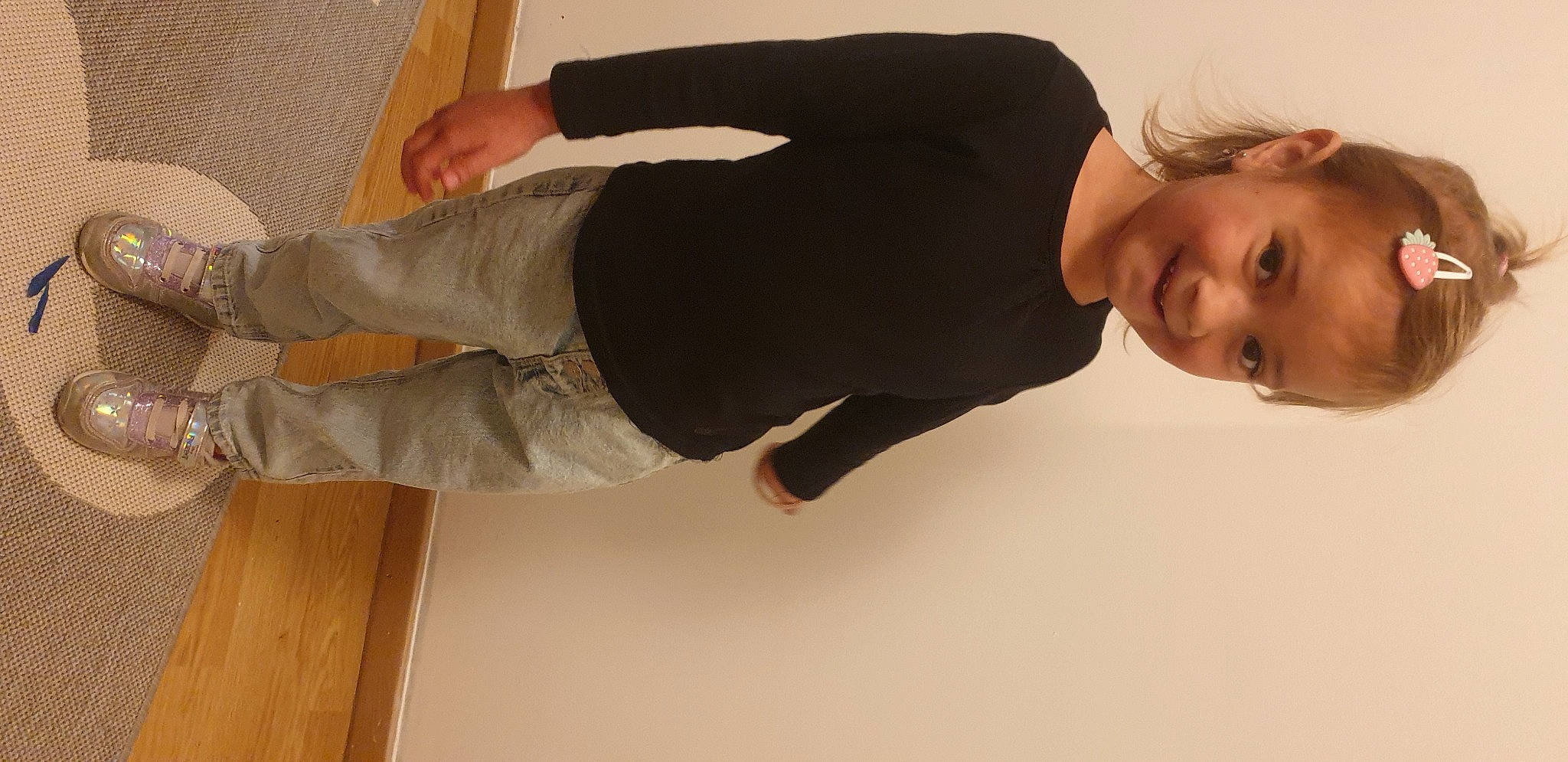 Ines participe au concours pour gagner de l'argent avec cette photo : balance, cleanliness, comfort, dress_shirt, elbow, finger, flooring, gesture, happy, hardwood, human_leg, joint, joy, knee, person, sleeve, smile, thigh, waist, walking_shoe