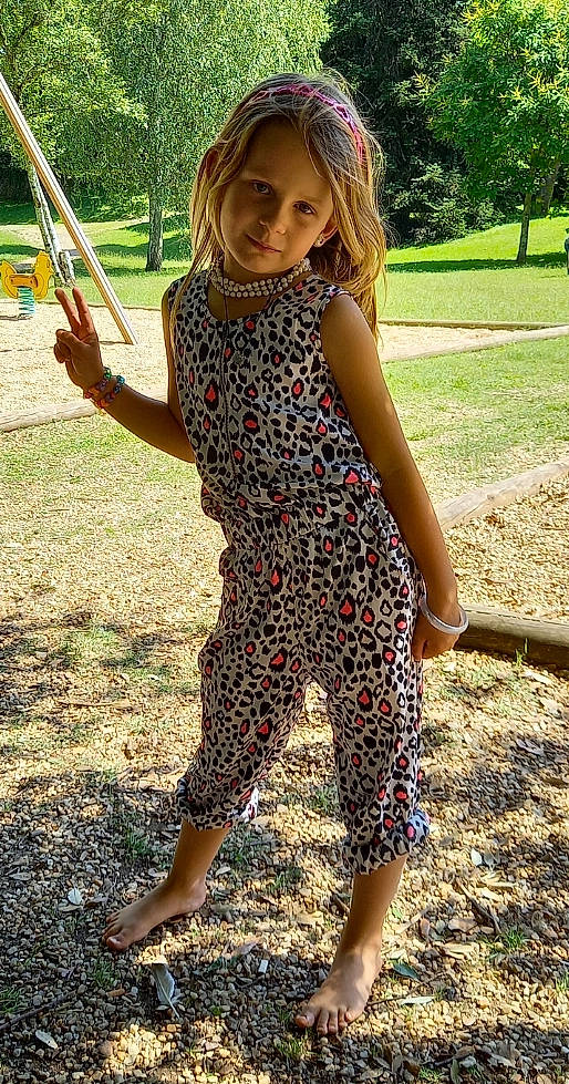 Paula a rejoint le concours — aidez-le/la à gagner de superbes lots ! barefoot, calf, denim, dress, fun, grass, hair, happy, human_leg, knee, people_in_nature, person, plant, sleeve, sportswear, street_fashion, summer, sunlight, thigh, tree