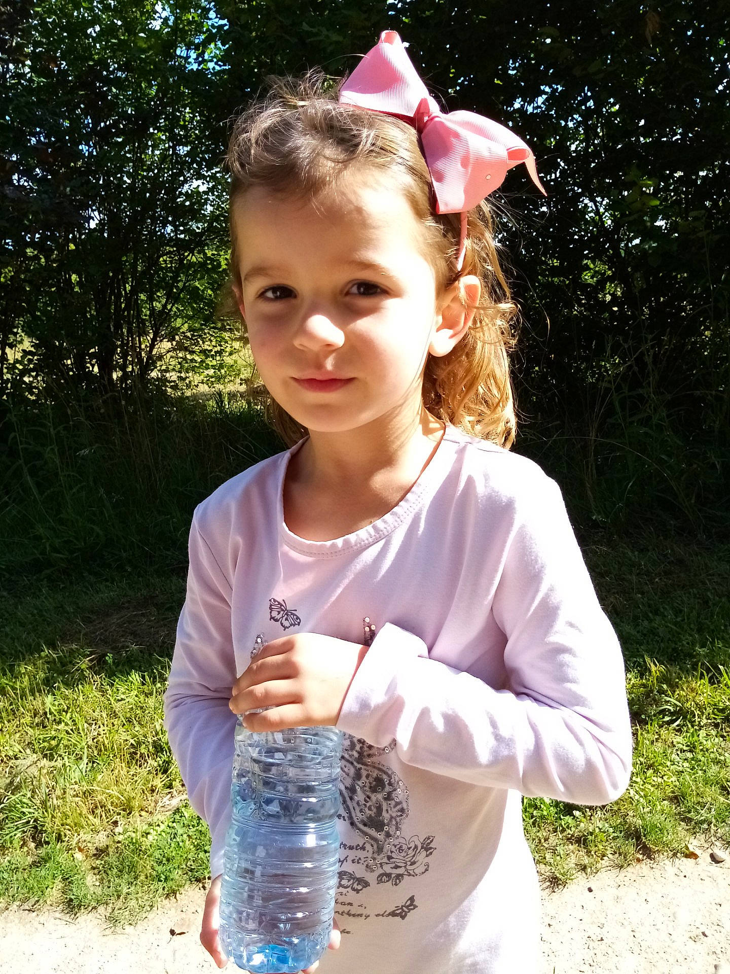 Eva a rejoint le concours — aidez-le/la à gagner de superbes lots ! bottle, bottled_water, drink, drinking, drinking_water, drinkware, electric_blue, fashion_accessory, grass, happy, jewellery, light, neck, person, plant, plastic_bottle, sleeve, t_shirt, toddler, water