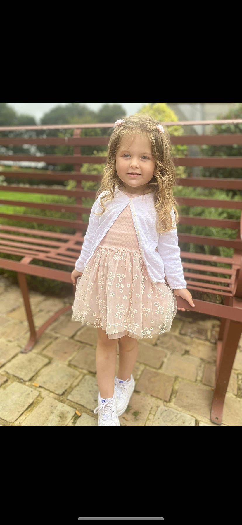 Sofia participe au concours pour gagner de l'argent avec cette photo : baby_toddler_clothing, bench, child, day_dress, dress, fashion_design, footwear, grass, happy, leisure, one_piece_garment, outdoor_bench, person, plant, skin, sleeve, street_fashion, thigh, toddler, waist