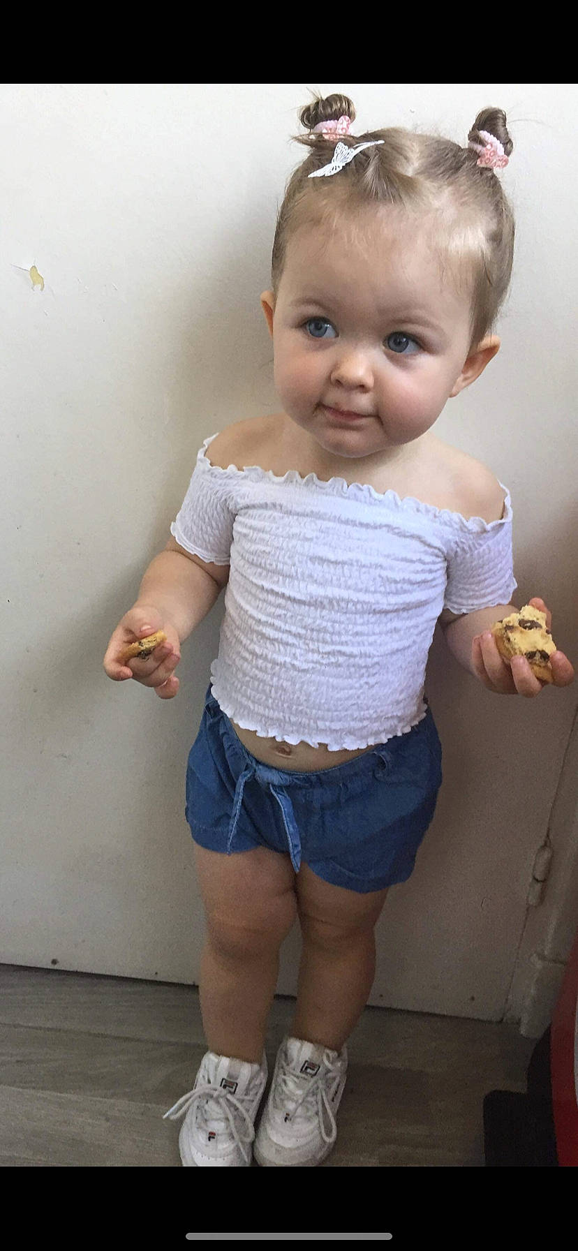 Sofia participe au concours pour gagner de l'argent avec cette photo : arm, baby_toddler_clothing, blurred, cheek, chin, eye, face, hair, hand, head, human_body, joint, leg, neck, nose, outerwear, person, shorts, shoulder, skin