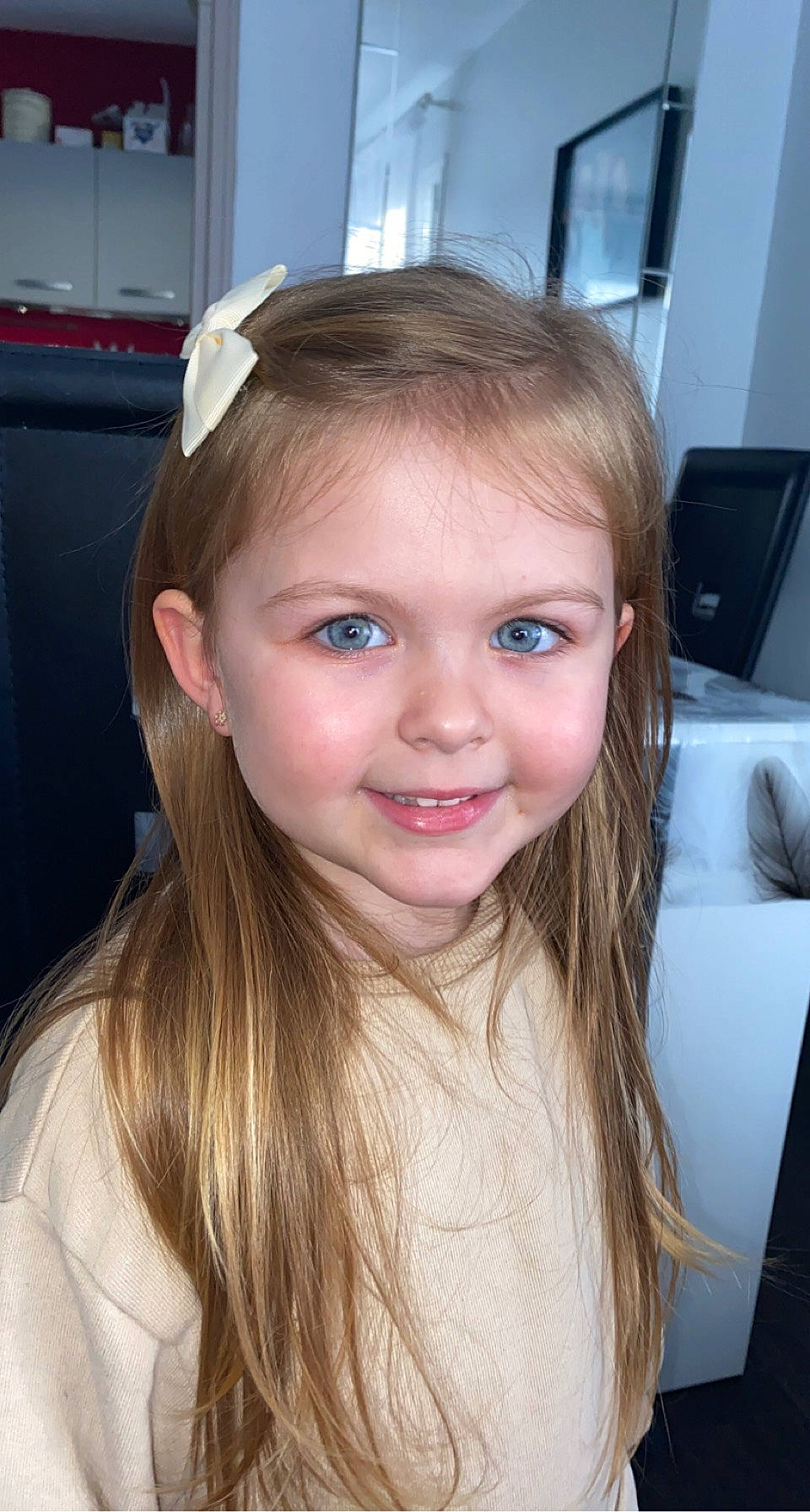 Sofia a rejoint le concours — aidez-le/la à gagner de superbes lots ! cheek, chin, ear, eyebrow, eyelash, face, flash_photography, forehead, hair, happy, human_body, iris, jaw, joy, layered_hair, lip, neck, nose, person, shoulder