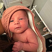Louisa a rejoint le concours — aidez-le/la à gagner de superbes lots ! baby, newborn, towel, hooded_towel, infant, skin, hand, face, eyes, arm, nursery, furniture, dresser, baby_toys, soft_texture, indoor, person, child, curious, holding