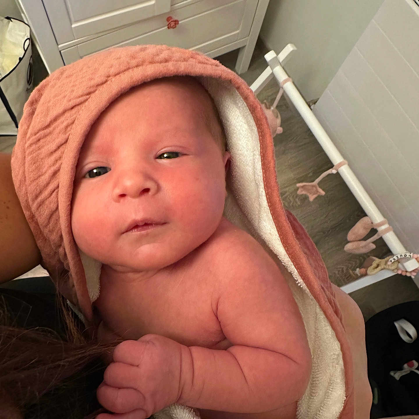 Louisa a rejoint le concours — aidez-le/la à gagner de superbes lots ! arm, baby, baby_toys, child, curious, dresser, eyes, face, furniture, hand, holding, hooded_towel, indoor, infant, newborn, nursery, person, skin, soft_texture, towel