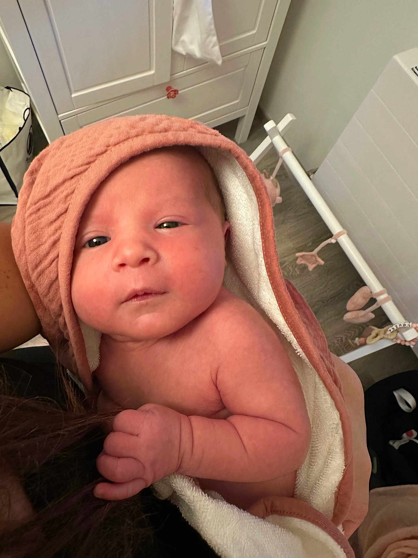 Louisa a rejoint le concours — aidez-le/la à gagner de superbes lots ! baby, newborn, towel, hooded_towel, infant, skin, hand, face, eyes, arm, nursery, furniture, dresser, baby_toys, soft_texture, indoor, person, child, curious, holding