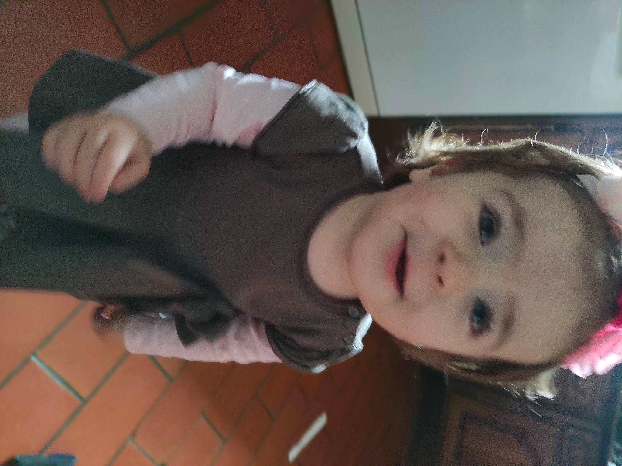 Blanche a rejoint le concours — aidez-le/la à gagner de superbes lots ! cheek, child, eyelash, flooring, fun, happy, hardwood, jaw, knee, mammal, person, smile, toddler, wrist