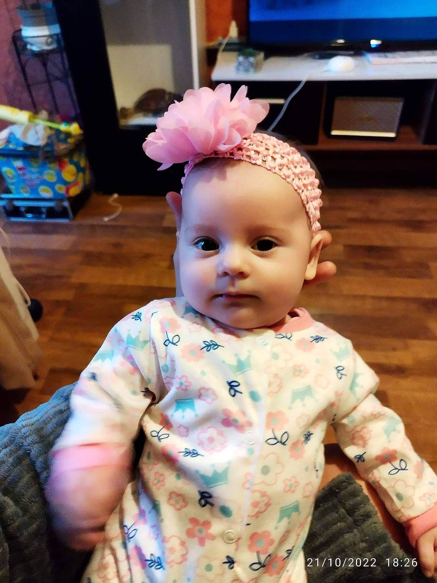 Riley a rejoint le concours — aidez-le/la à gagner de superbes lots ! baby, baby_toddler_clothing, blue, chair, cheek, child, fashion_accessory, flooring, fun, happy, headband, headpiece, pattern, person, portrait_photography, room, sitting, skin, sleeve, television