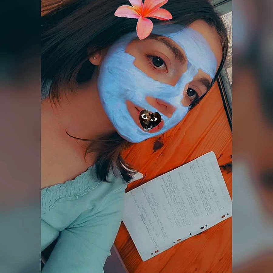 Eyline a rejoint le concours — aidez-le/la à gagner de superbes lots ! beauty, casual_clothing, earring, face, face_mask, female, filter, handwritten_paper, indoor, long_hair, paper, pink_flower, portrait, relaxation, selfie, skin_care, study_material, wooden_background, writing, young_person