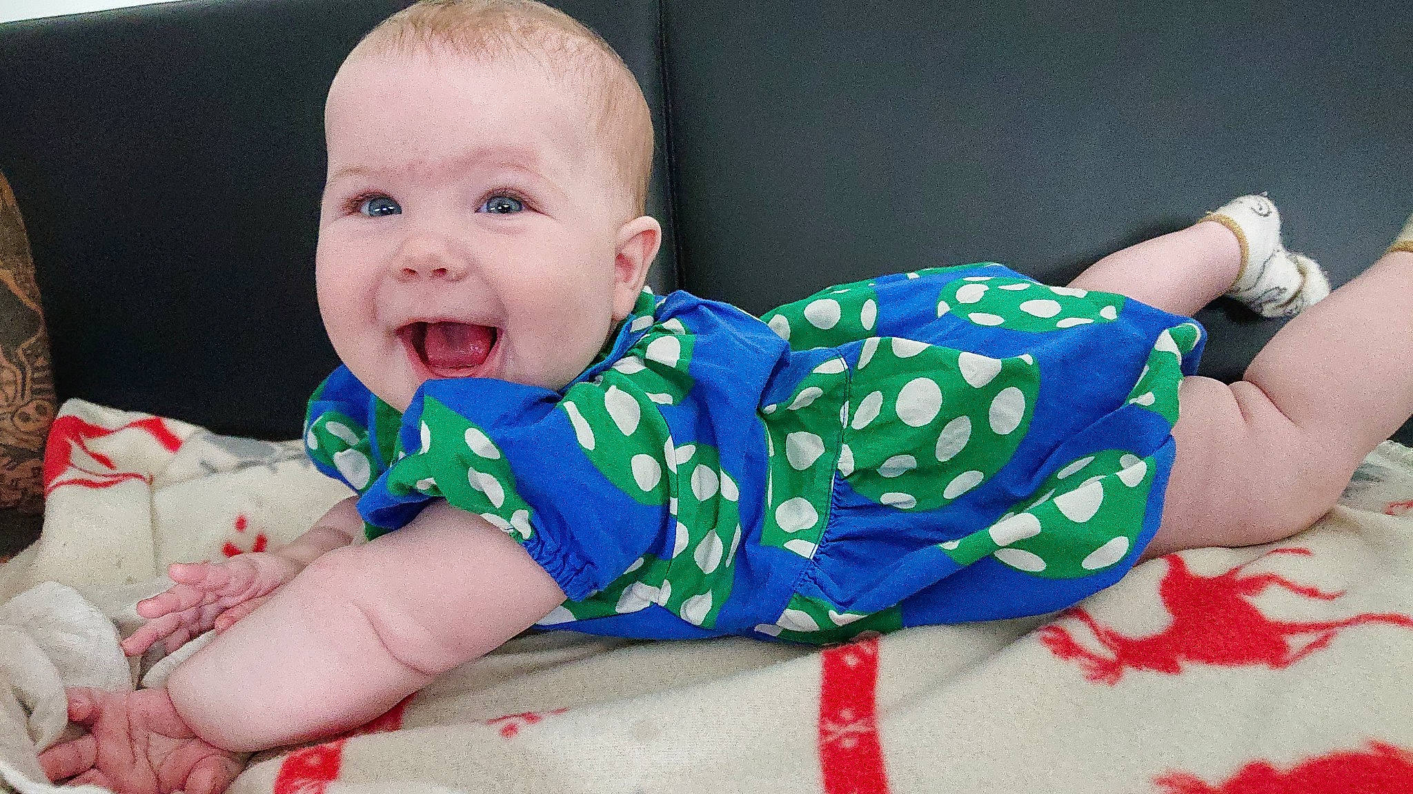 Lycia a rejoint le concours — aidez-le/la à gagner de superbes lots ! baby, baby_products, baby_toddler_clothing, cheek, child, face, head, mouth, person, sitting, skin, toddler, tummy_time