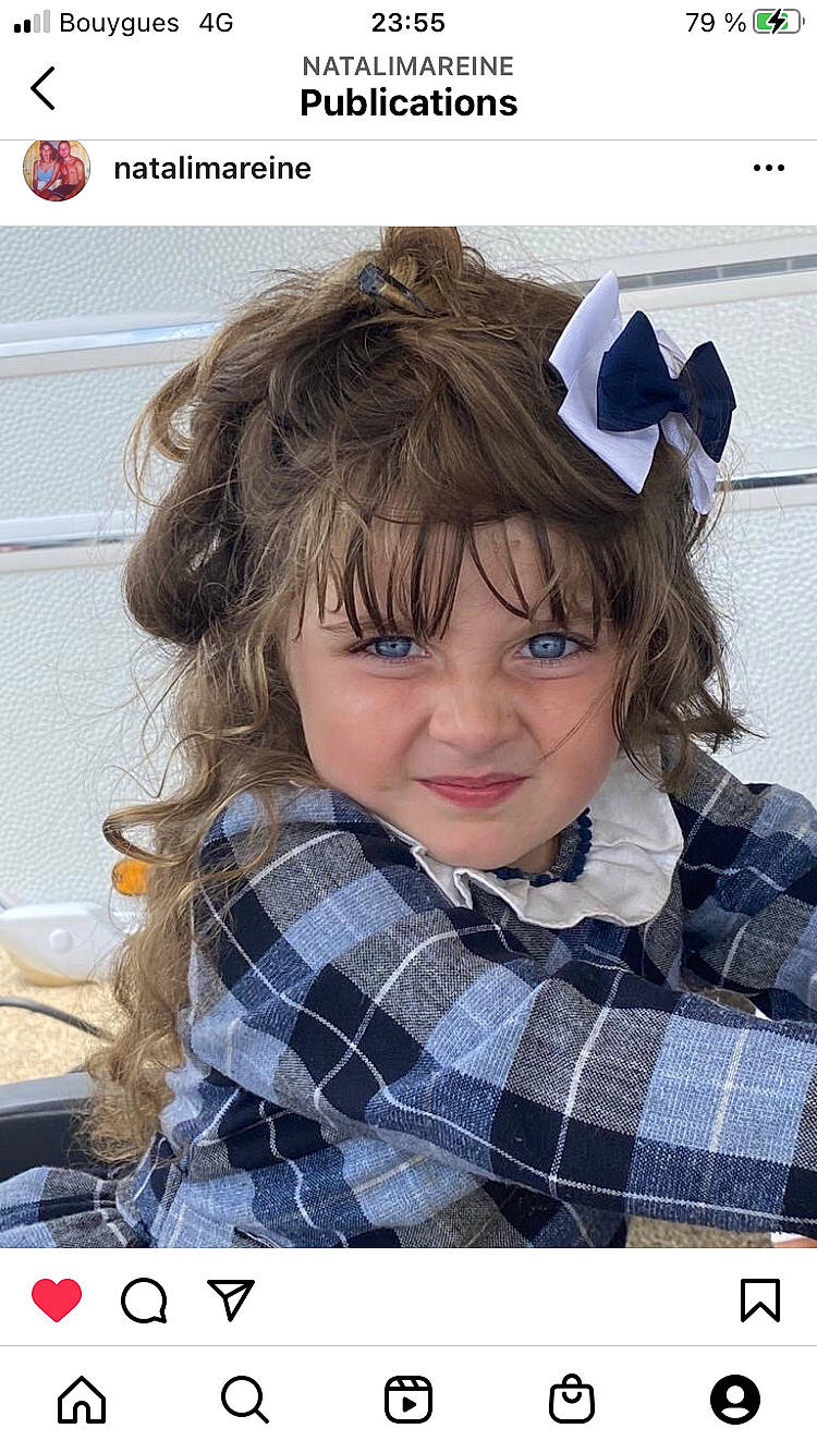 Ellie a rejoint le concours — aidez-le/la à gagner de superbes lots ! bangs, cool, costume_hat, dress_shirt, eyelash, face, facial_expression, fashion, hairstyle, happy, hat, iris, pattern, person, plaid, sleeve, smile, street_fashion, tartan, textile