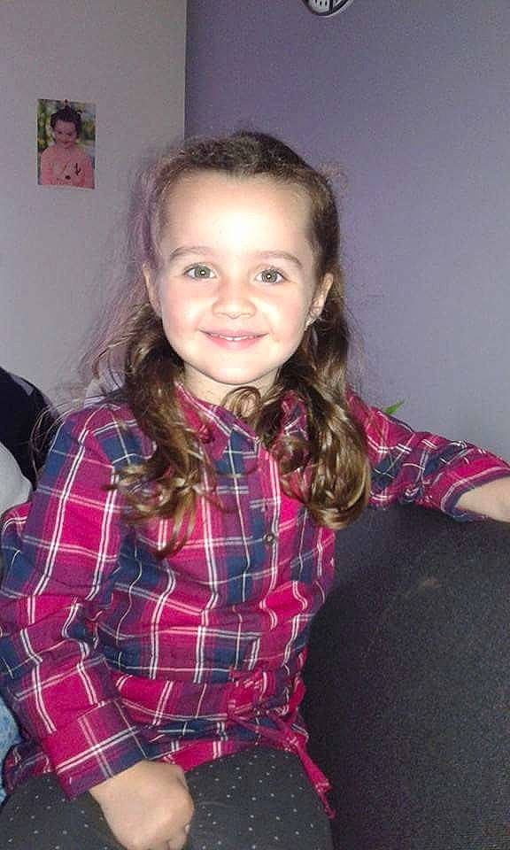 Laly participe au concours pour gagner de l'argent avec cette photo : cheek, child, day, eye, face, forehead, fun, girl, hair, hairstyle, head, human_body, human_hair_color, joy, nose, person, pink, plaid, sitting, skin