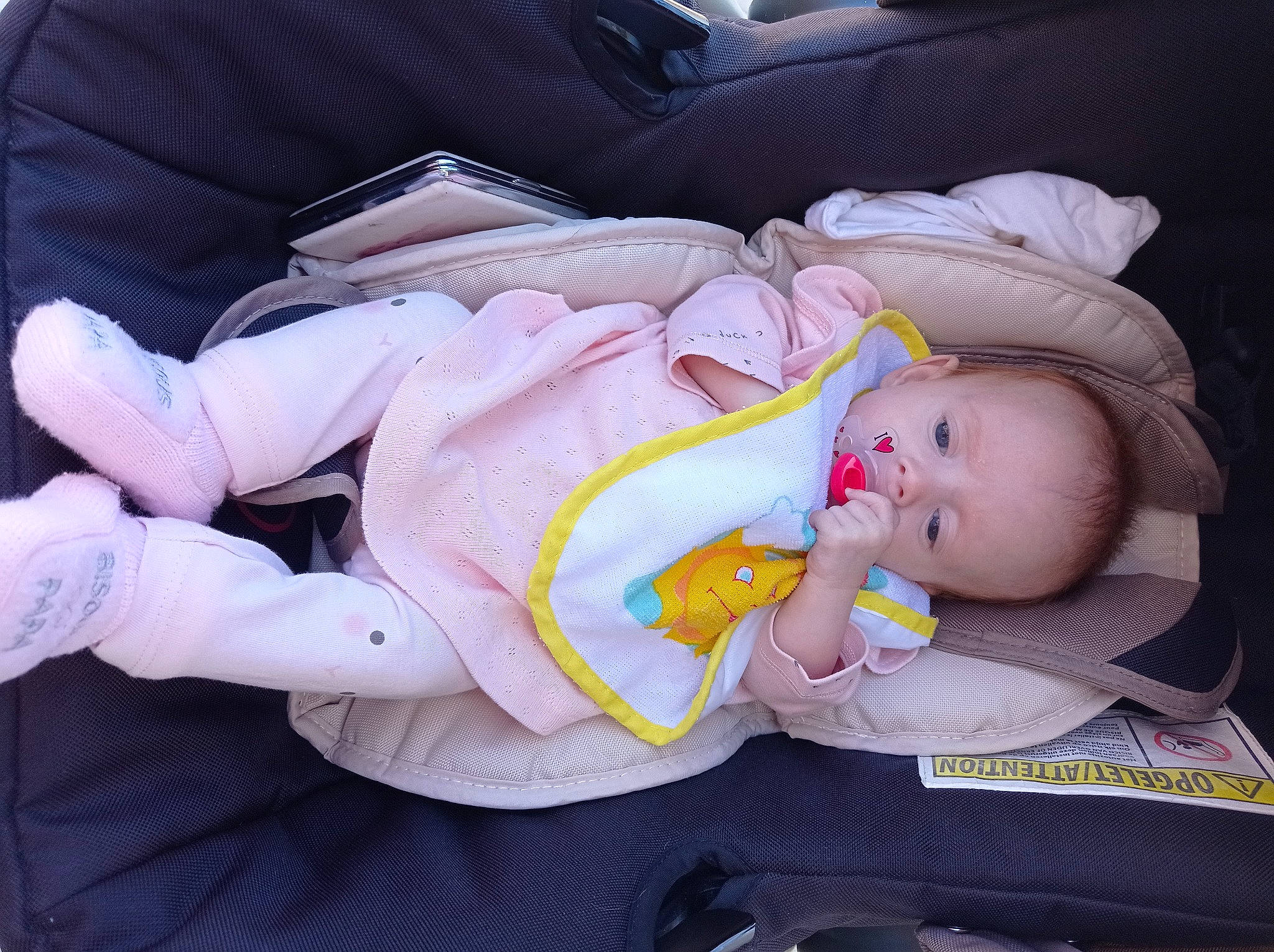 Louna participe au concours pour gagner de l'argent avec cette photo : auto_part, baby, baby_carriage, baby_products, baby_toddler_clothing, car_seat, cheek, child, comfort, finger, hand, lap, linens, mouth, nap, person, room, sitting, sleep, toddler