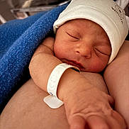 Harry a rejoint le concours — aidez-le/la à gagner de superbes lots ! newborn, baby, sleeping, hat, blanket, hospital_wristband, arm, hand, skin, closeup, parent, resting, intimate, hospital, cute, peaceful, infant, face, person, portrait